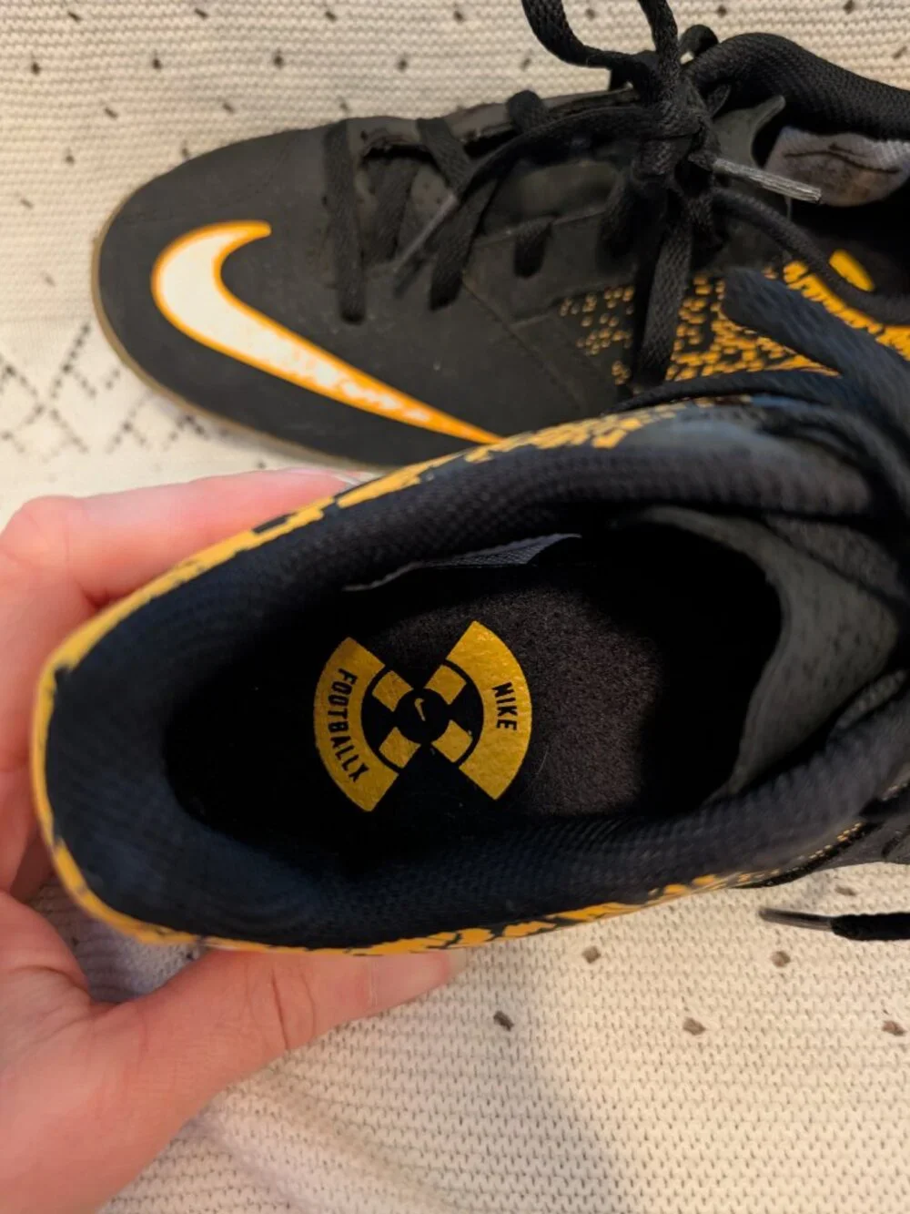 Nike Bombax IC 826487 002 indoor soccer Shoes Black Yellow Boys Youth Size 3.5Y
